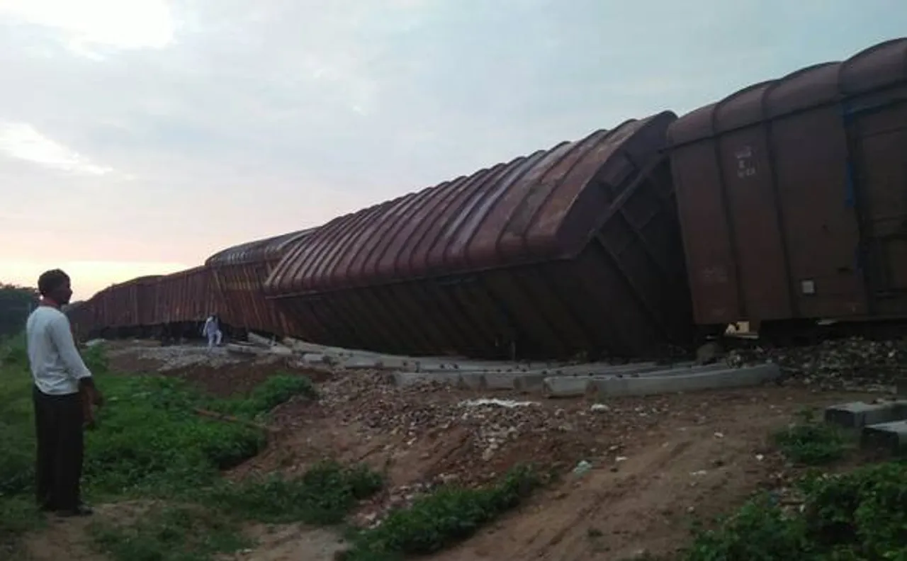 4 loaded wagons of goods train derail near Hardattpur railway station; Allahabad-Manduadih route affected