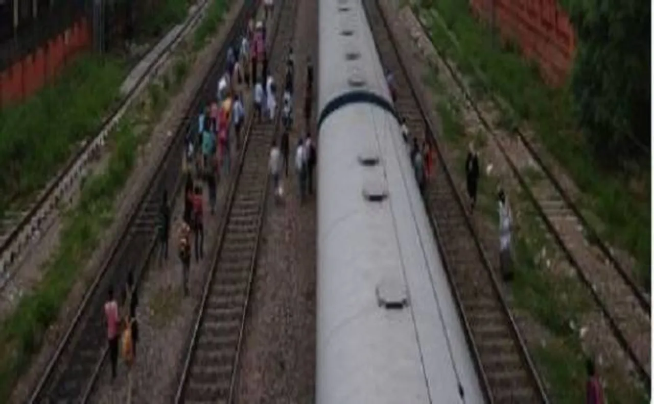 Engine and power car of Ranchi Rajdhani Express derail in Delhi's Shivaji Bridge
