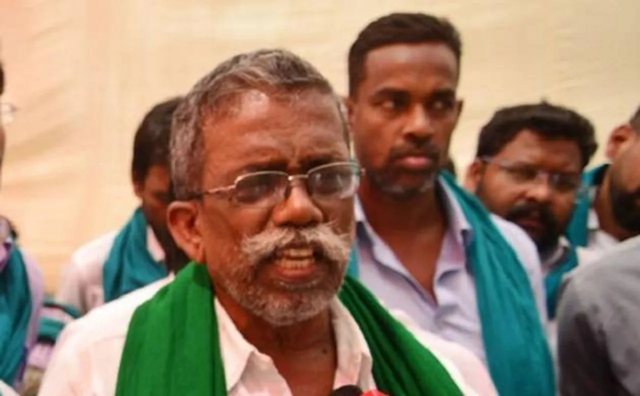 Tamil Nadu farmers consume their own 'excreta' during protest at Jantar Mantar