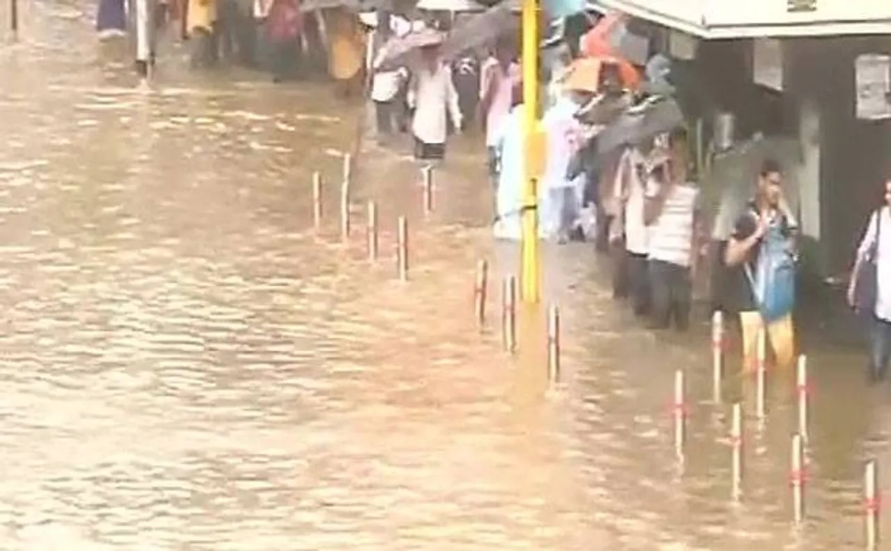 2 killed, 9 hurt after tree falls amid heavy rain in Thane