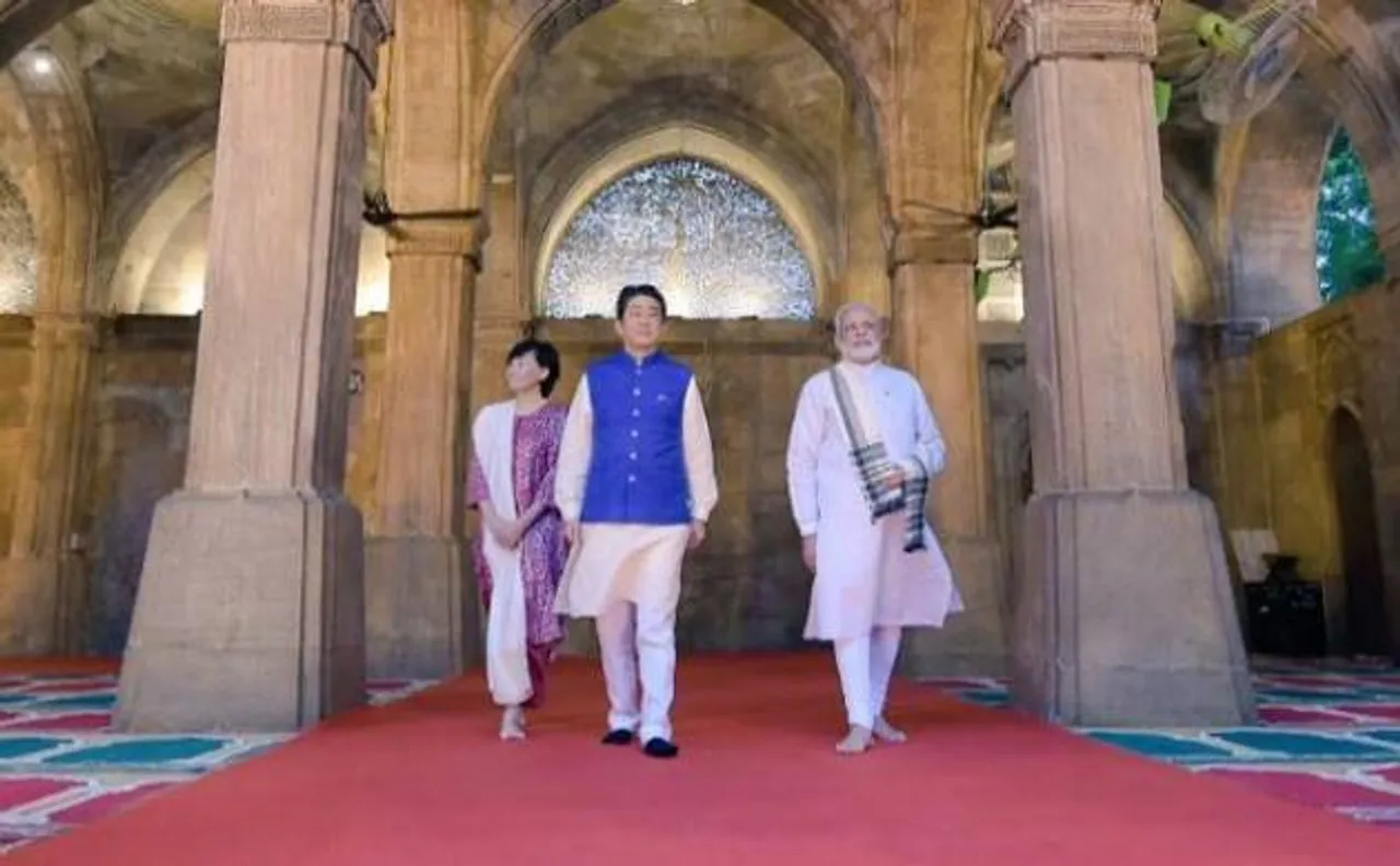PM Modi and Japanese PM Abe hold roadshow to Sabarmati Ashram; visit 'Sidi Saiyyid Ni Jaaliâ€™ mosque in Ahmedabad