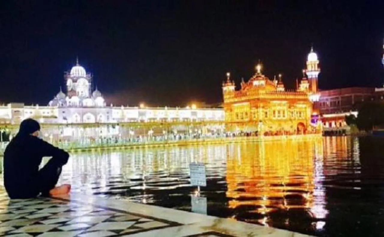Akshay Kumar visits Golden Temple, calls it â€˜Surrealâ€™ experience