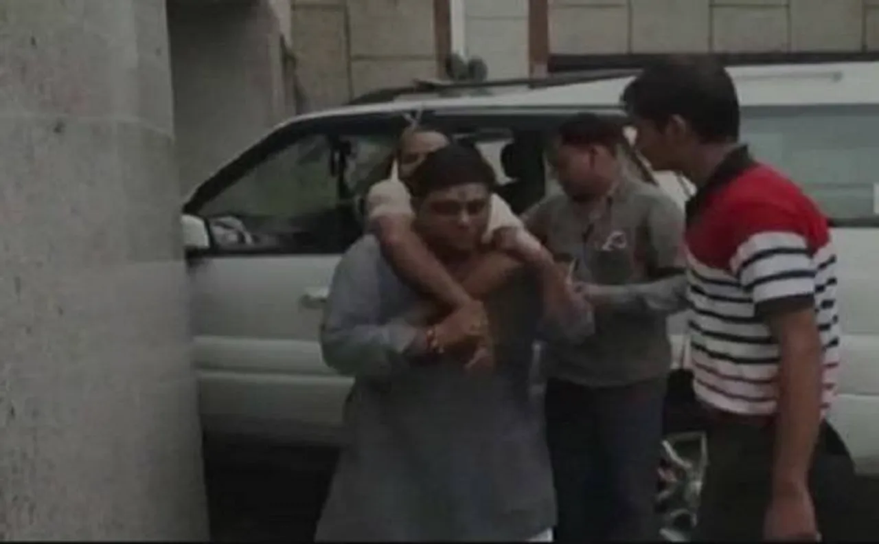 Uttar Pradesh: BJP MLA Mejor Sunil Dutt Dwivedi carries accident victim on his back to hospital