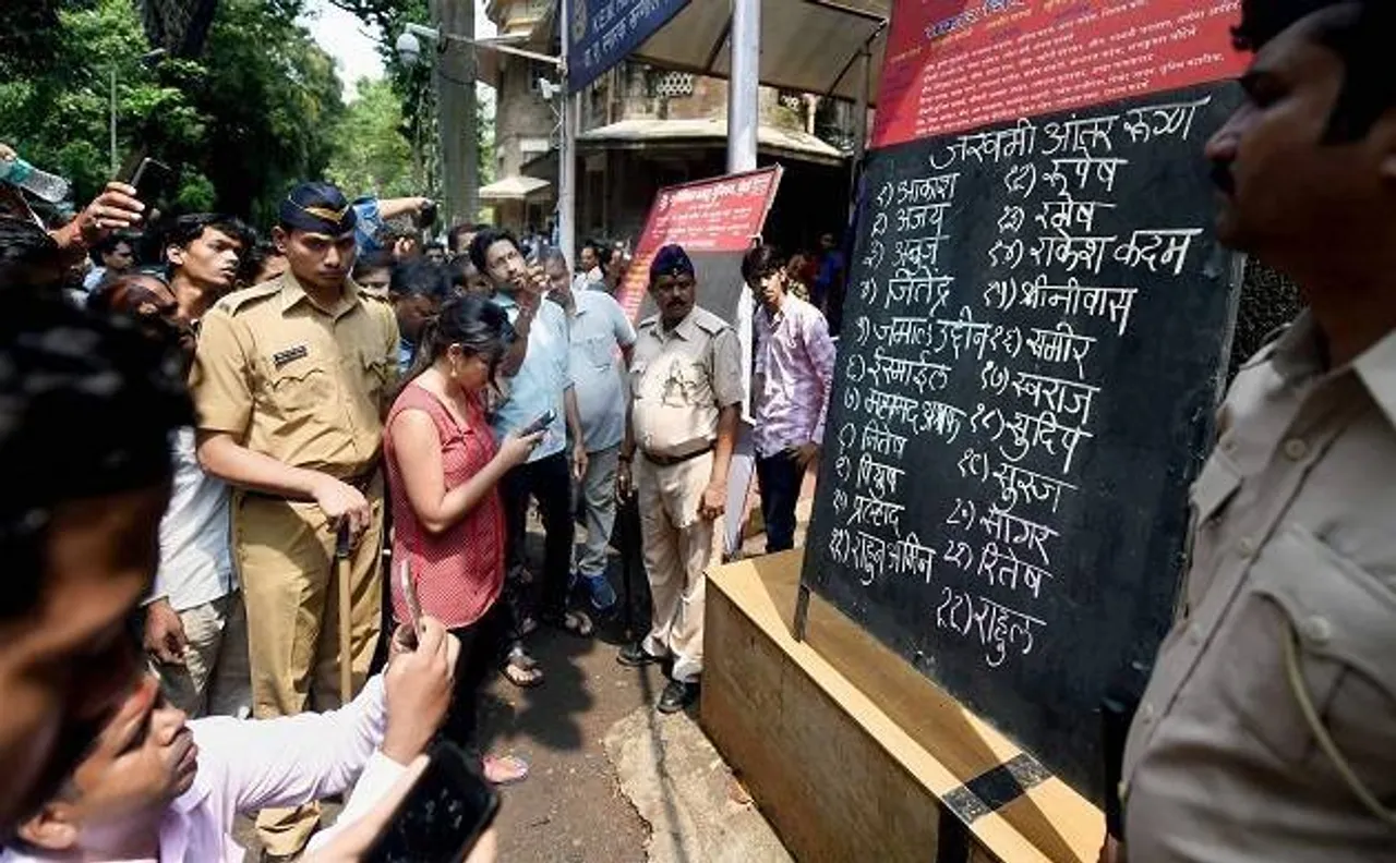 Mumbai Stampede: Shiv Sena workers thrash KEM hospital doctors for writing numbers on foreheads of bodies