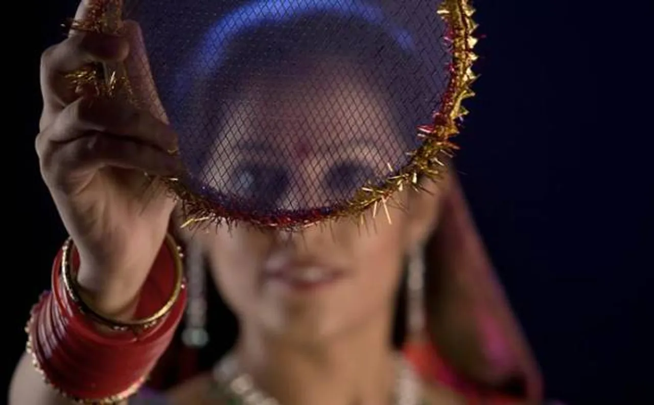 Karwa Chauth 2017: Know pooja date, muhurat and why women use sieve to see the moon