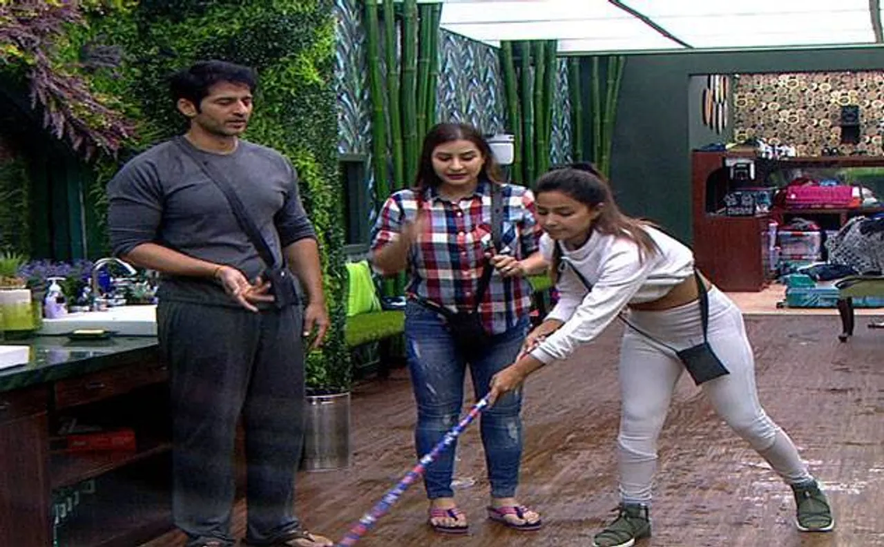 Bigg Boss 11: Hina Khan turns kaam wali bai, mops floor on her birthday in Salman Khan's show