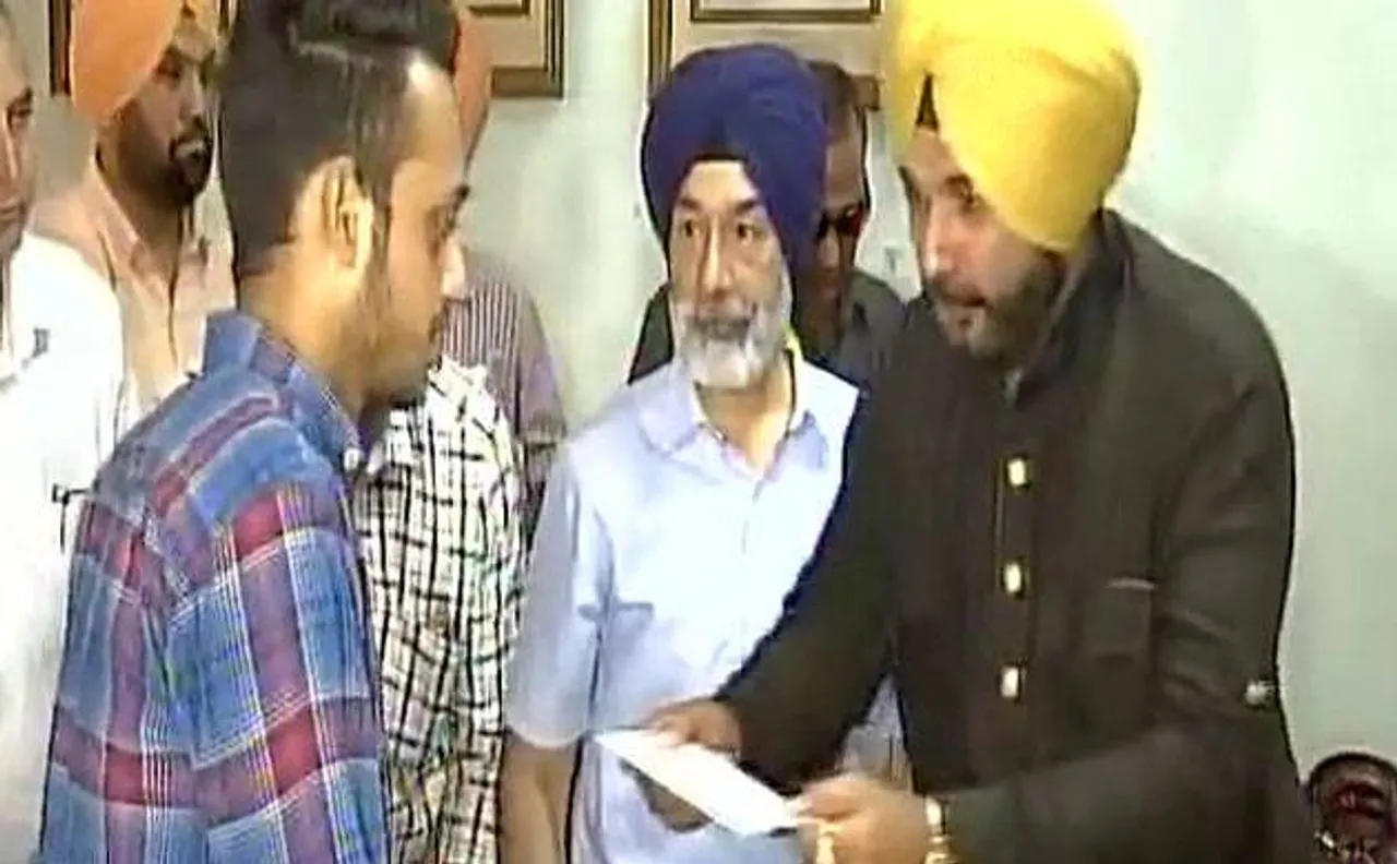 Navjot Sidhu gives Rs 15 lakh each to farmers whose crops got damaged in fire in Amritsar