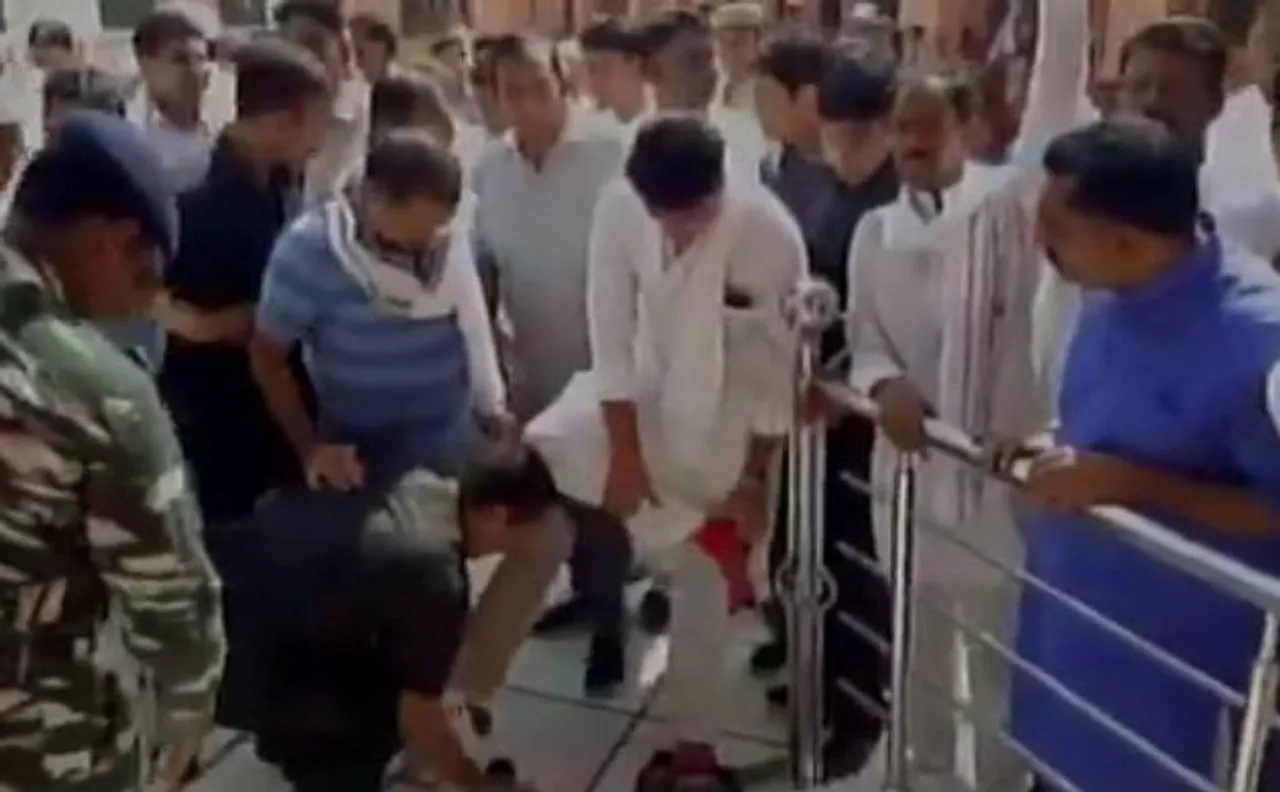 Video: Rajasthan Congress leader Rameshwar Lal Dudi's guard removes his shoes