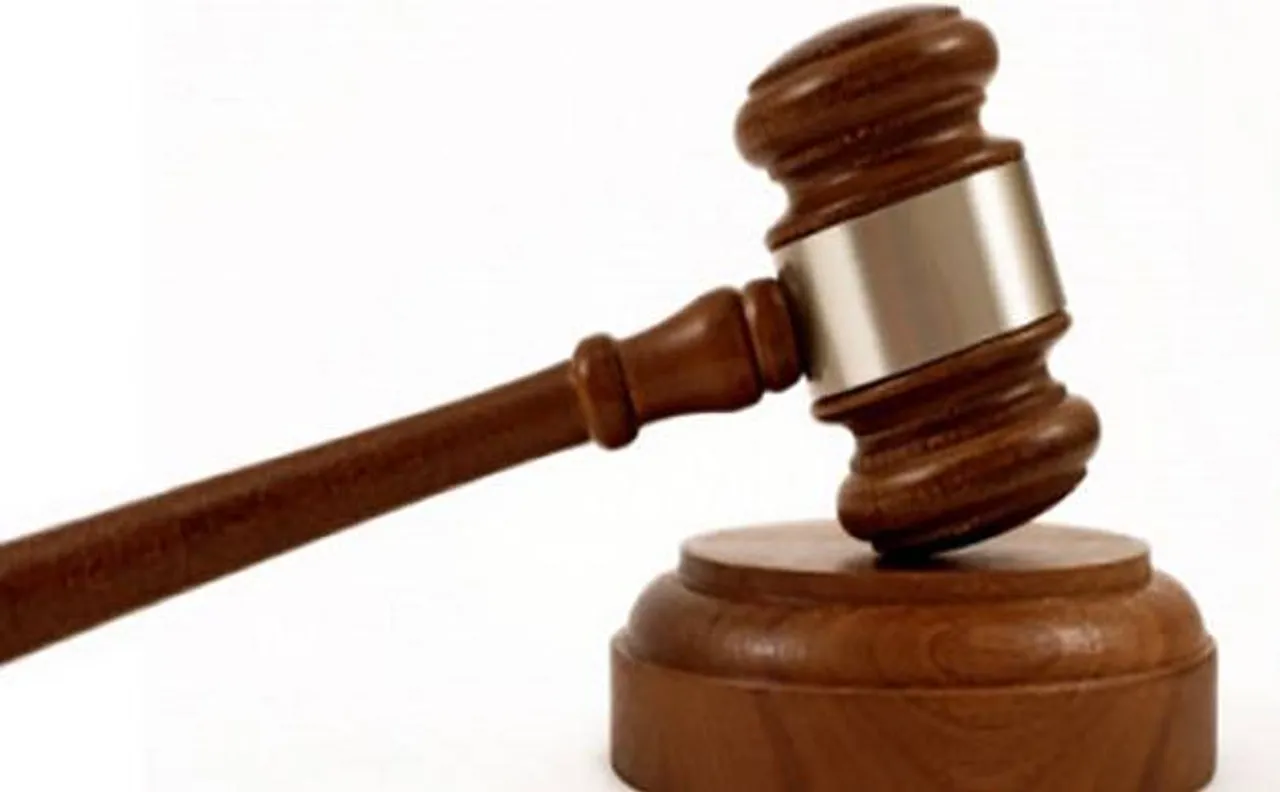 For justice, Thane man reaches court on stretcher with plastered legs