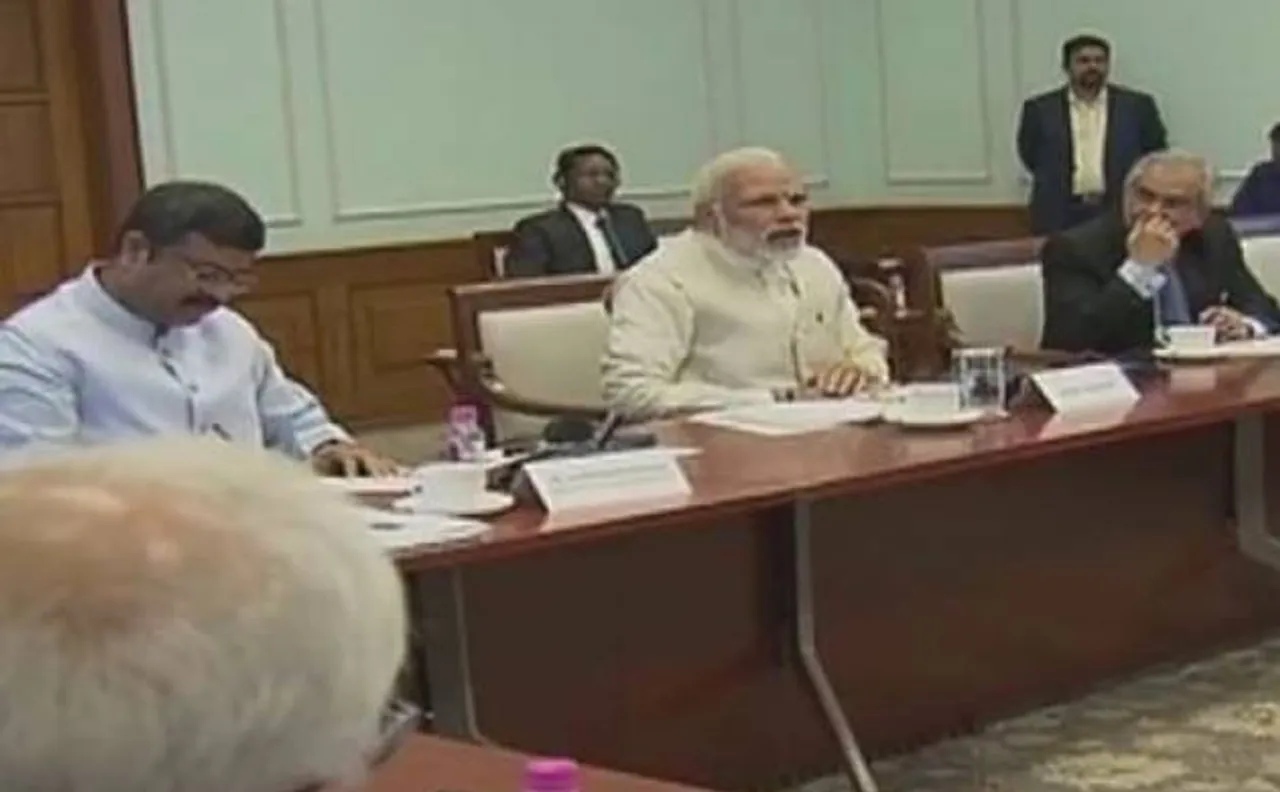 PM Modi meets oil chiefs, talks investment 