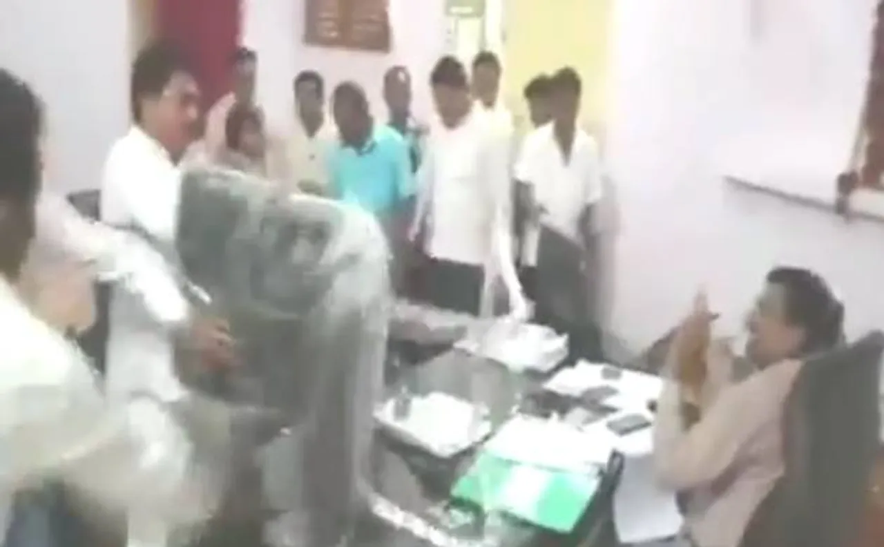 Farmer deaths: MNS workers vandalise Yavatmal agriculture office