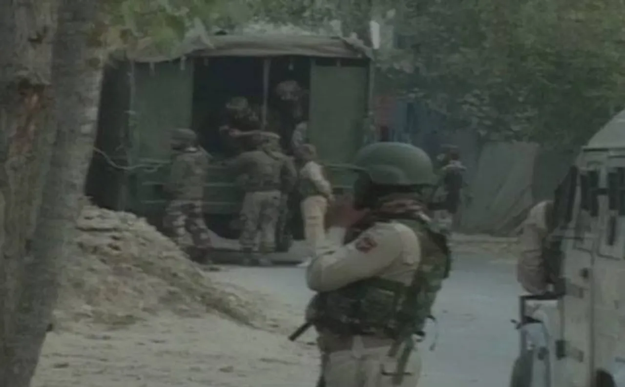 Jammu and Kashmir: 2 IAF personnel martyred, 2 LET terrorists killed in encounter in Hajin, Bandipora