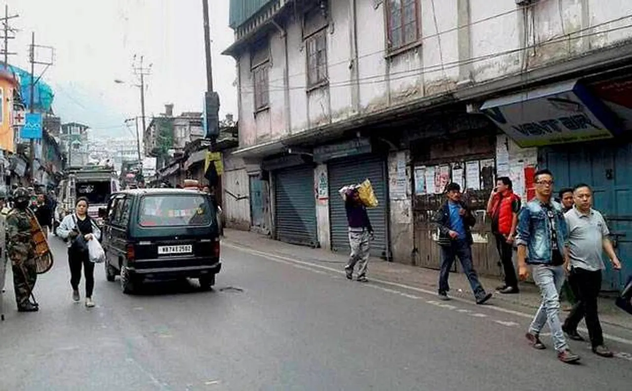Darjeeling unrest: Sub-inspector shot dead as clashes erupt between Gorkha JanMukti Morcha and Police