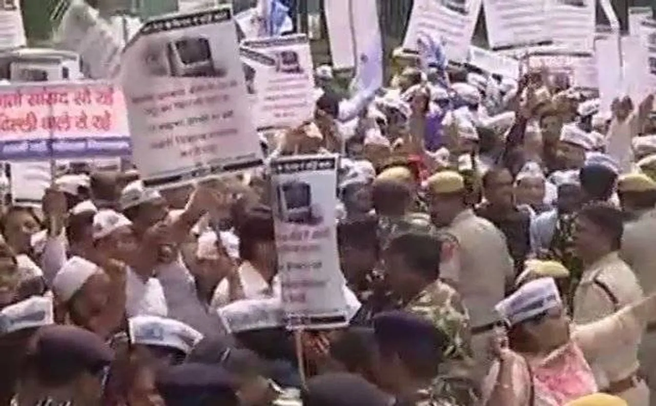 New Delhi: Aam Aadmi Party workers protest at Nirman Bhavan over Metro fare hike
