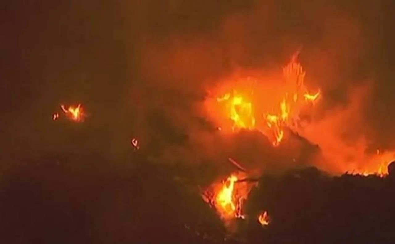 Delhi: Massive fire leads to collapse of four-storeyed building at Mansarovar Garden
