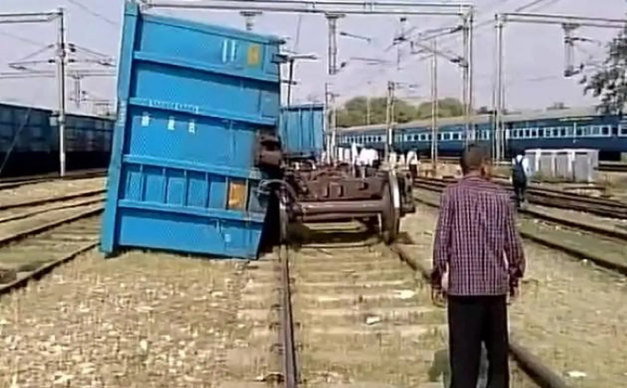 Uttar Pradesh: Two bogies of goods train derail on Delhi-Agra route near Mathura station 