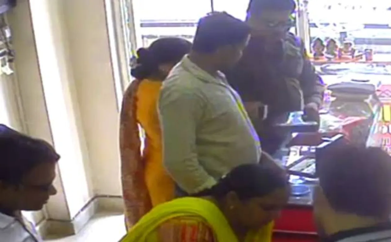 Watch: Six robbers loot jewellery worth lakhs in Ghaziabad, UP