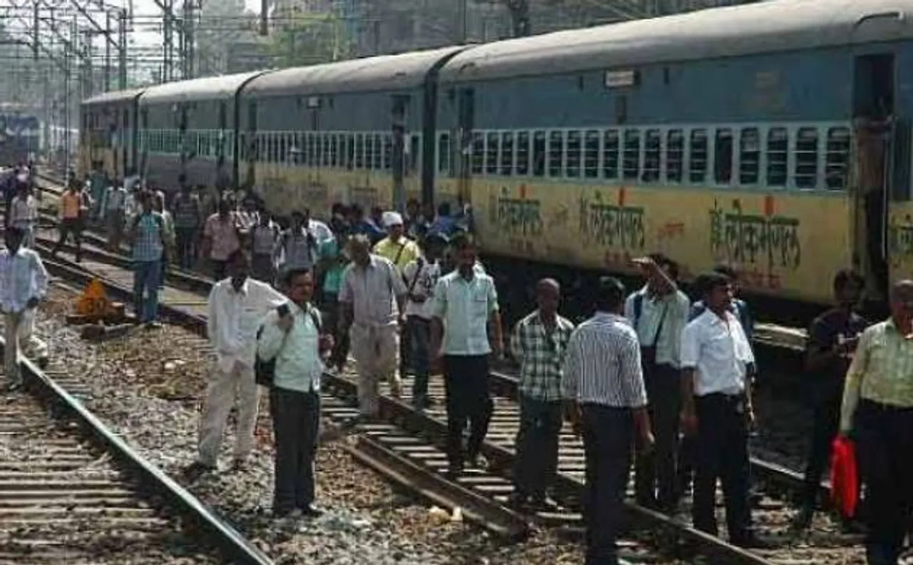 Mumbai: Teenager jumps from local train to escape molesters