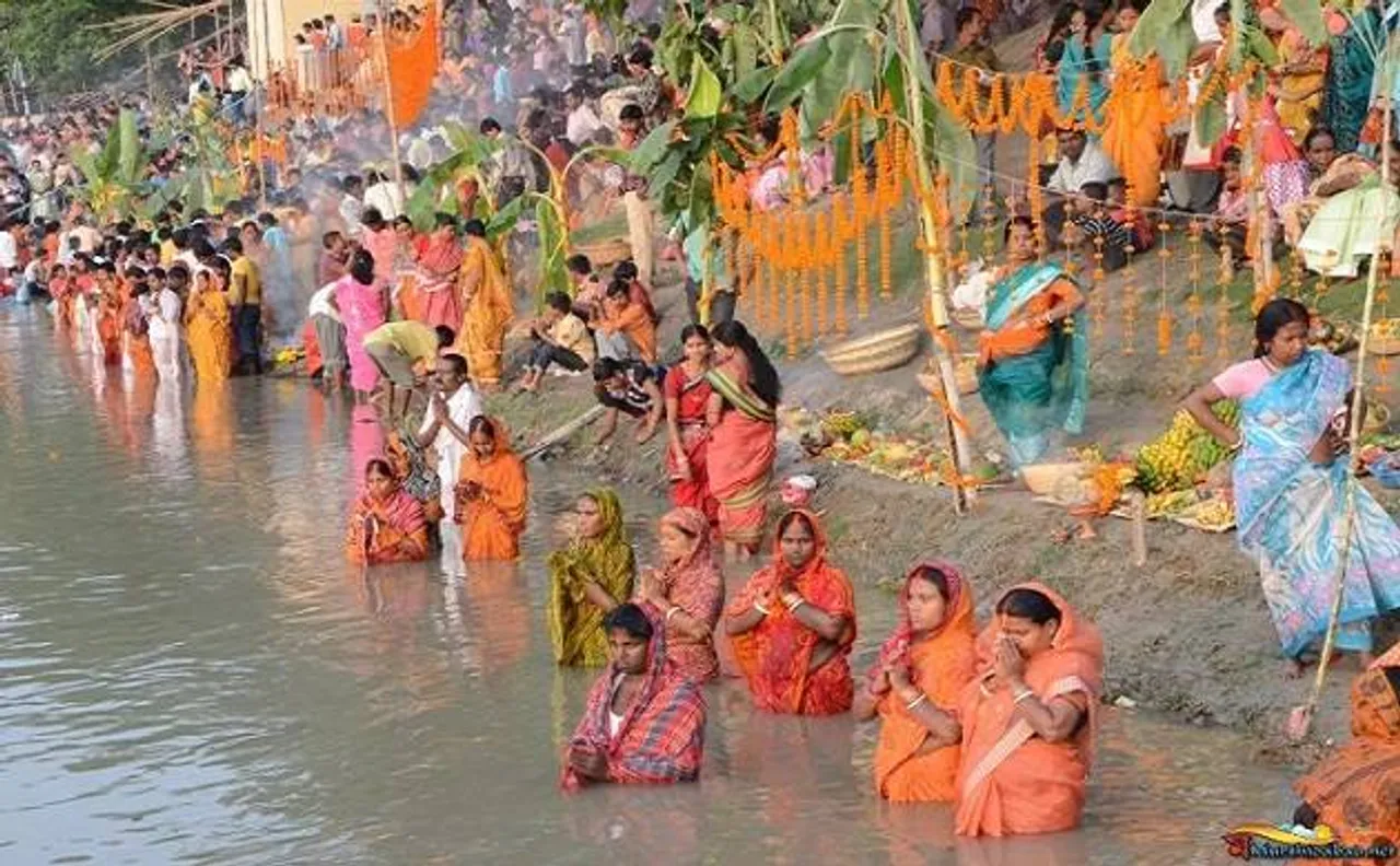 Chhath Puja 2017: Devotees offer 'Argh' to rising sun across India