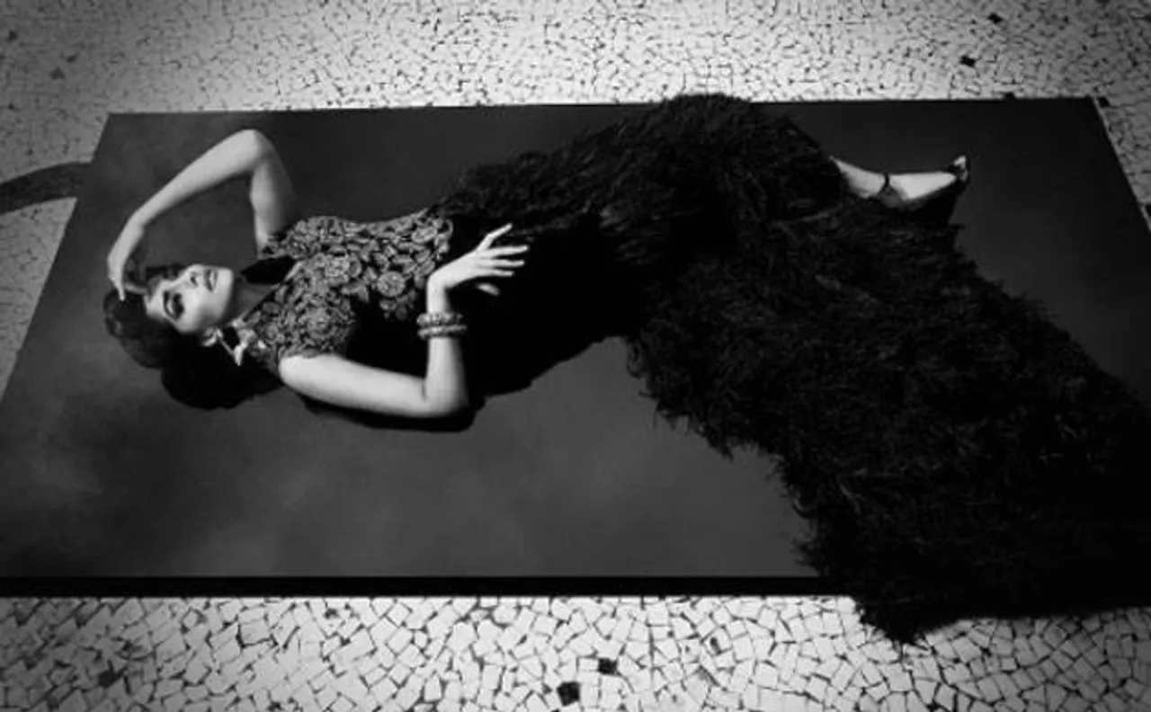 Must watch: Sonam Kapoor looks ravishing in THIS white and black picture 