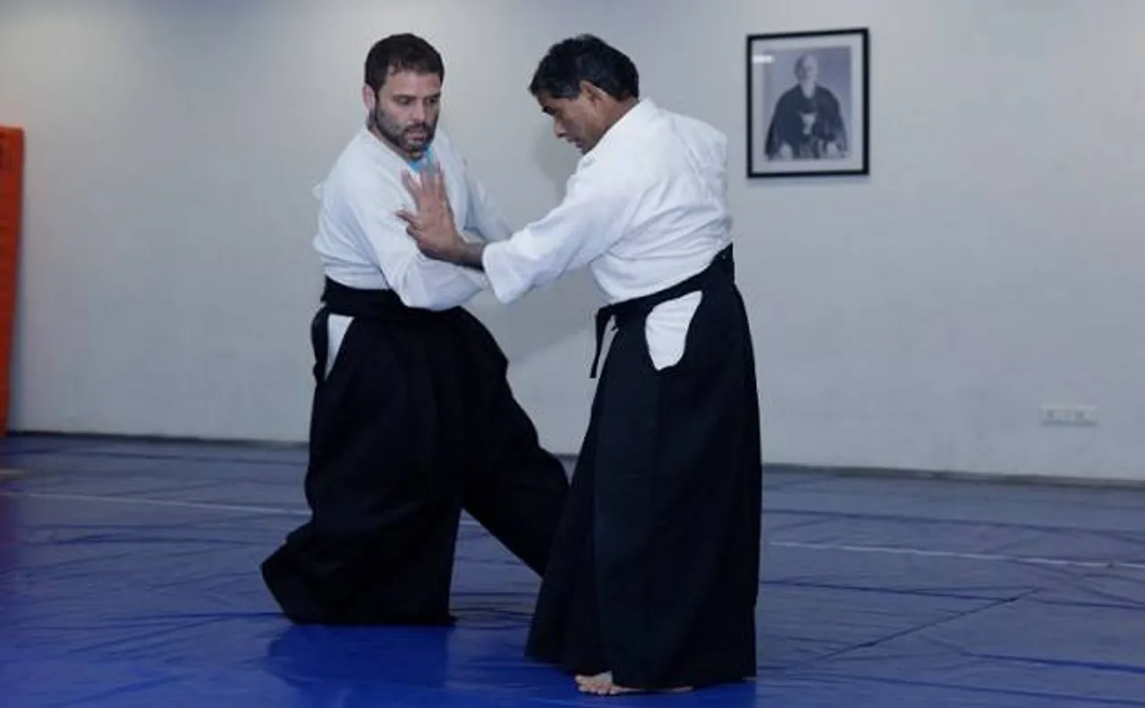 On Vijender Singh's request, Rahul Gandhi shows his sporty side