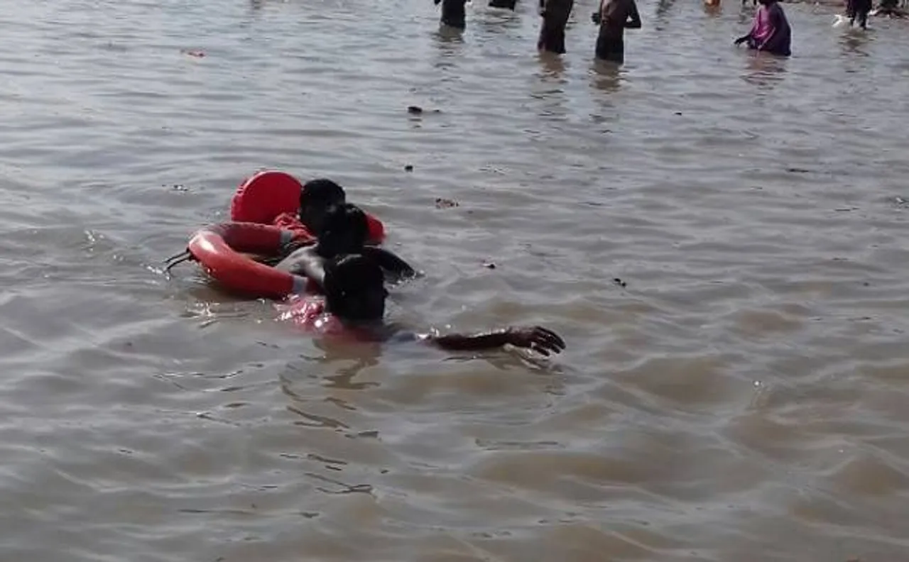 Bihar: NDRF rescuers employ professional skills to save boy from drowning in Ganga 