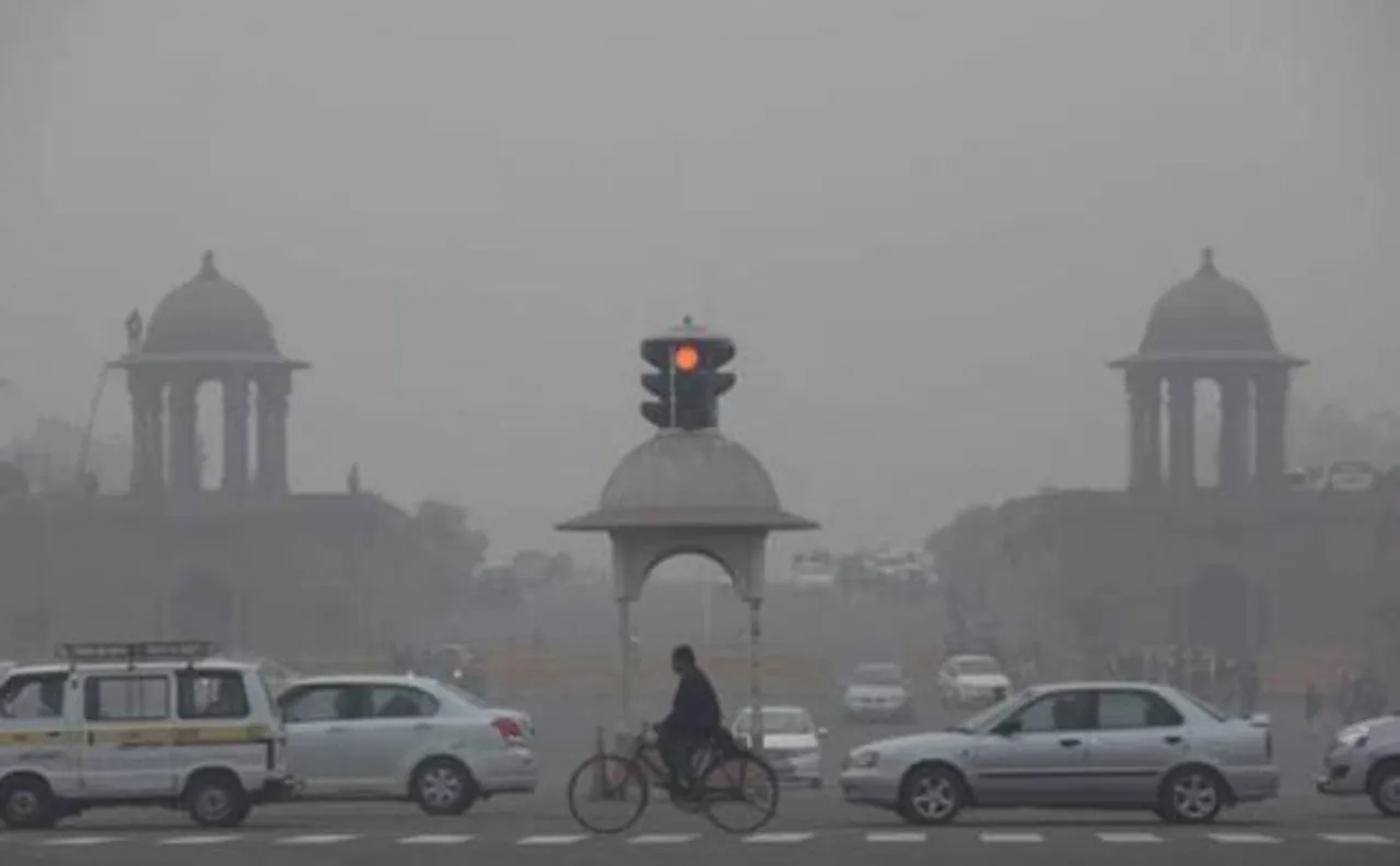 Delhi Air Pollution: Kejriwal 'requests' Sisodia to shut schools for few days