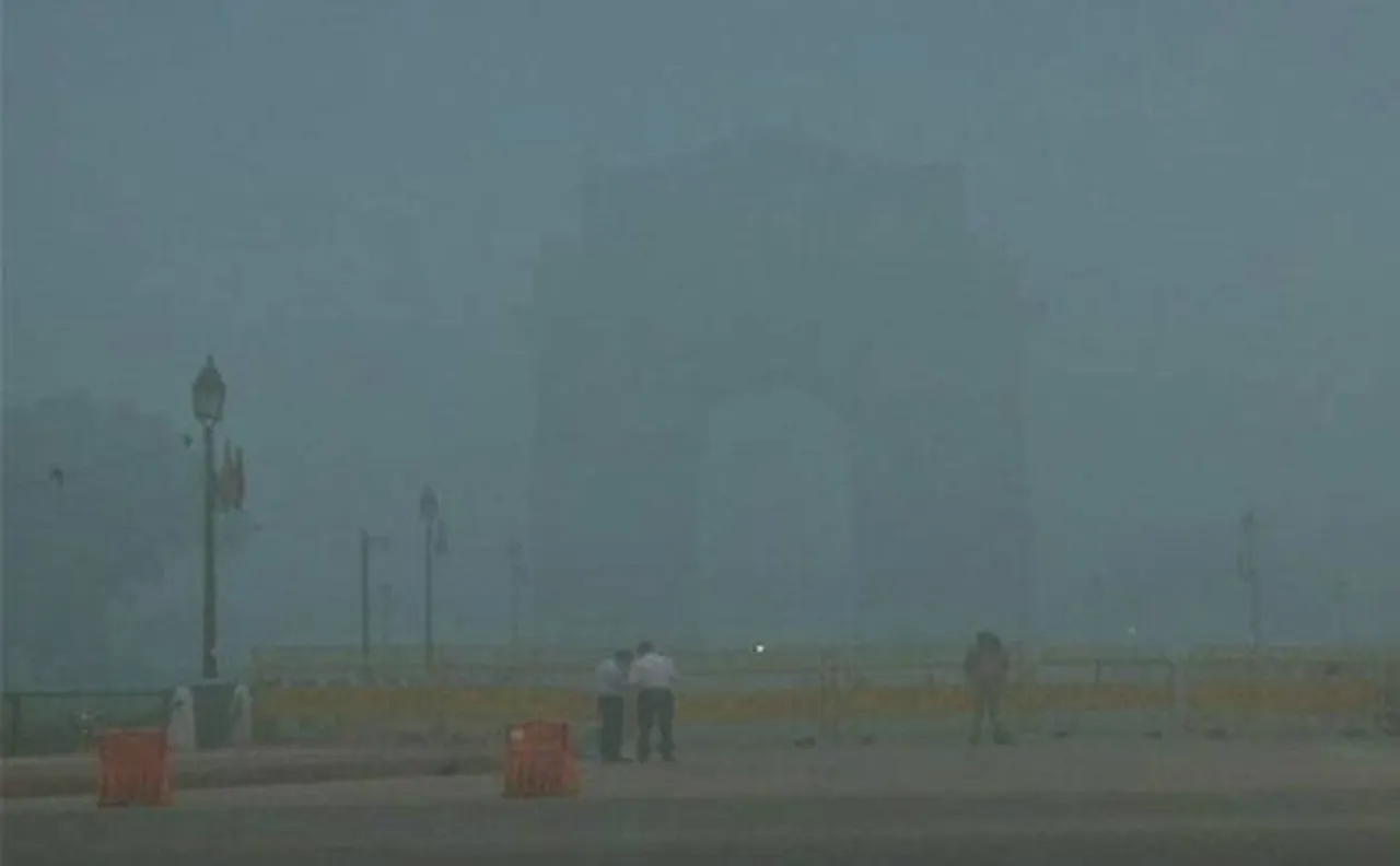 Delhi-NCR shrouded by foggy weather conditions; air quality falls to alarming levels