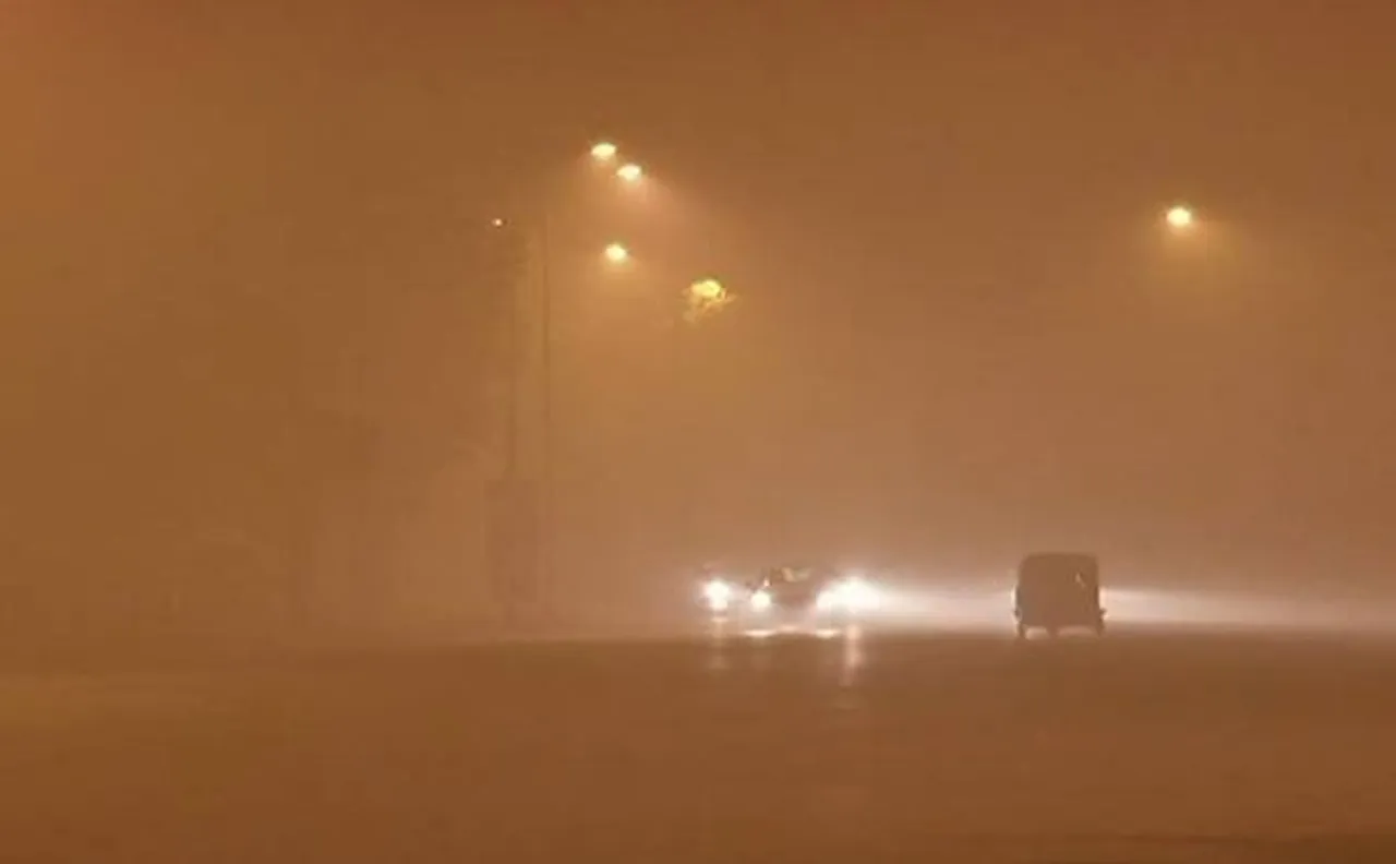 Smog blankets Delhi-NCR, affects vehicular movement on roads