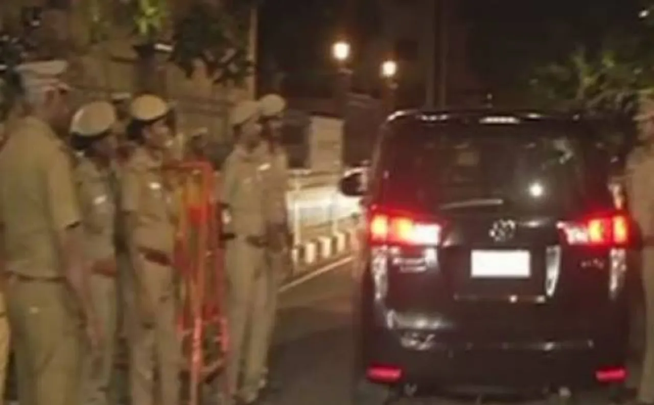 Income Tax Dept raids Sasikala and her relatives' properties in Chennai