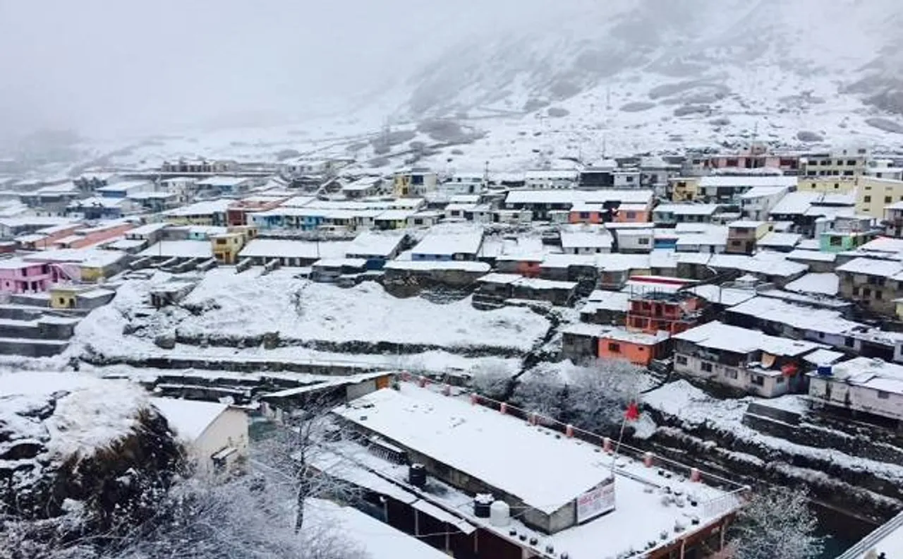 Watch | Jammu and Kashmir: Pir Panjal Range receives heavy snowfall, vehicular movement disrupted on Mughal Road