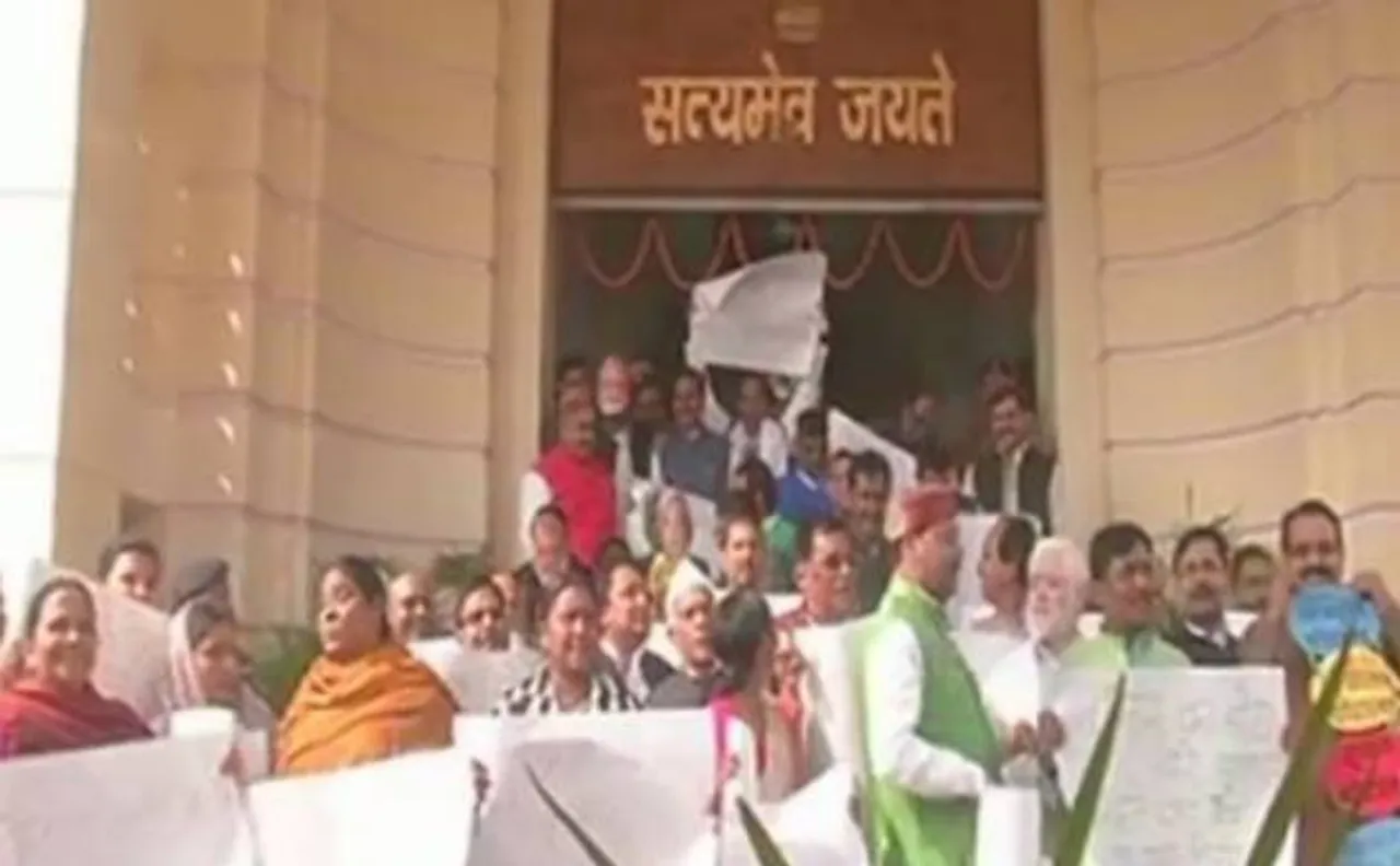 Bihar: RJD, Cong MLAs stage protest against Nitish govt, allege corruption