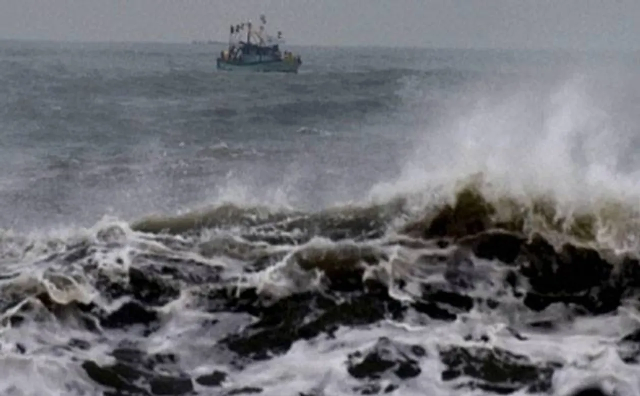 Cyclone Ockhi: Navy engages helicopters to rescue 69 fishermen in Indian Ocean