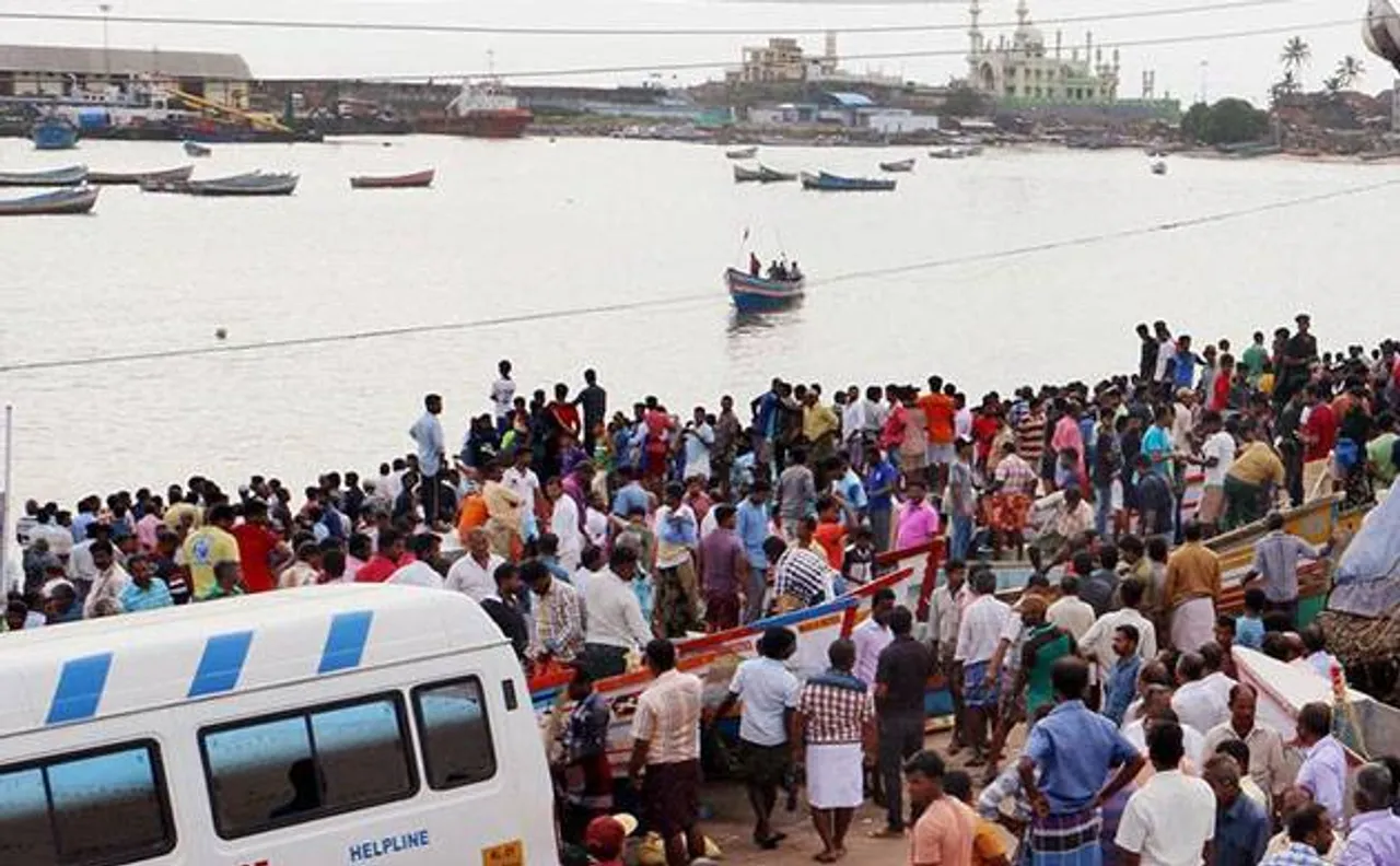 Cyclone Okchi: Over 900 Kerala fishermen reach Maharashtra coast, chief minister Devendra Fadnavis assures every help