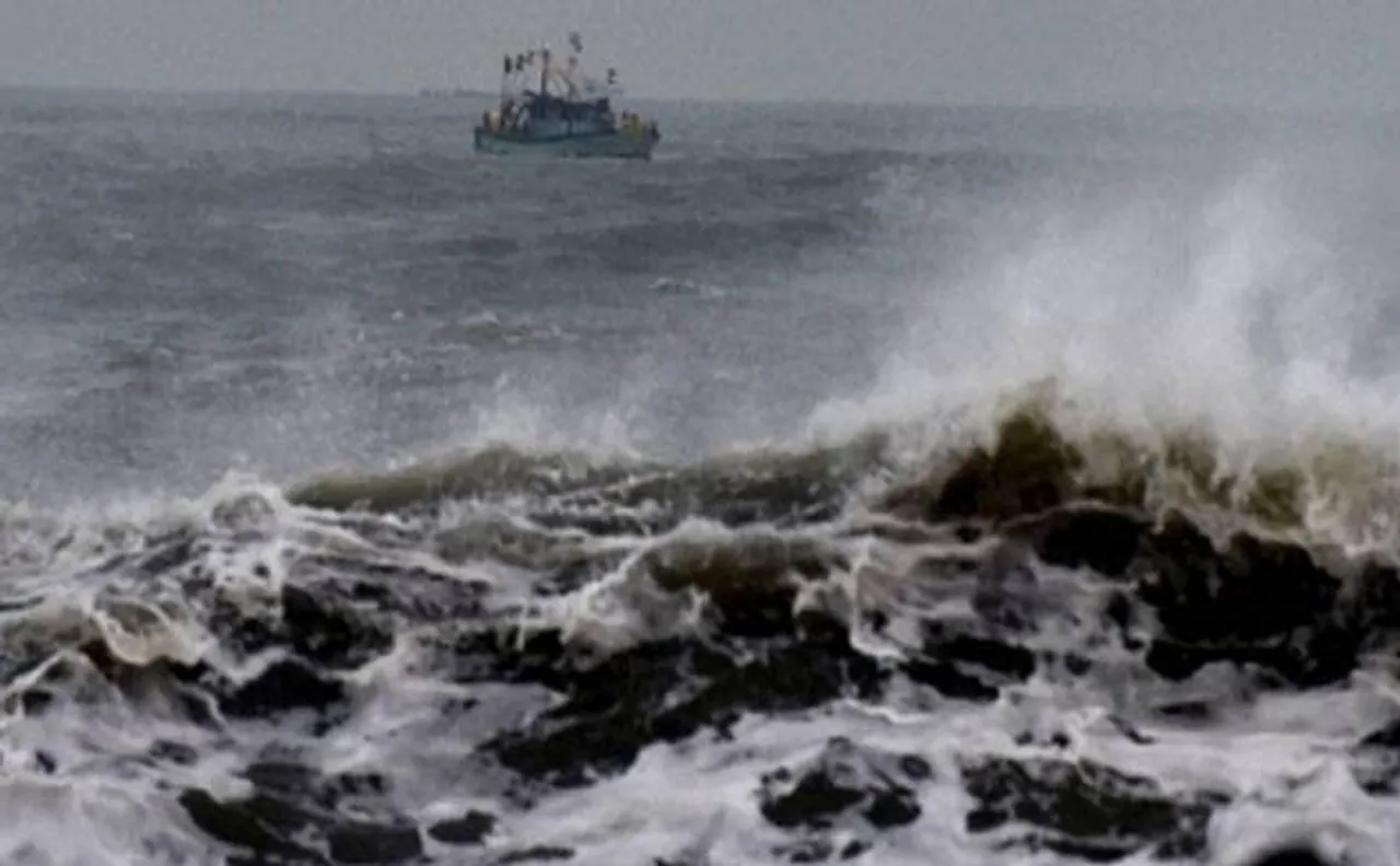 Cyclone Ockhi to hit Gujarat by Tuesday night; schools, colleges closed in Mumbai 
