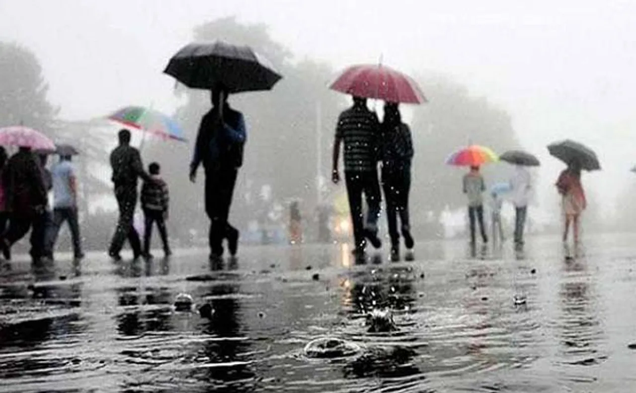 Cyclone Ockhi moves closer to poll-bound Gujarat, rainfall at most places