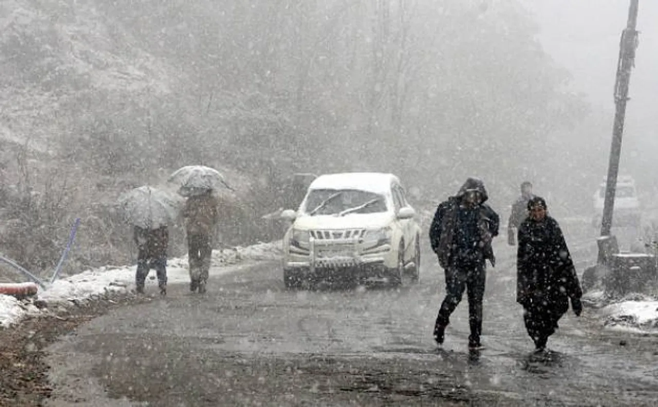 Kashmir cut off due to snowfall; air, road traffic affected