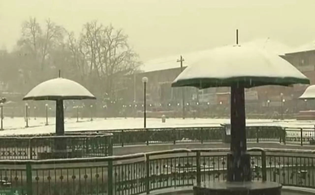 Kashmir cut off due to snowfall, air traffic affected