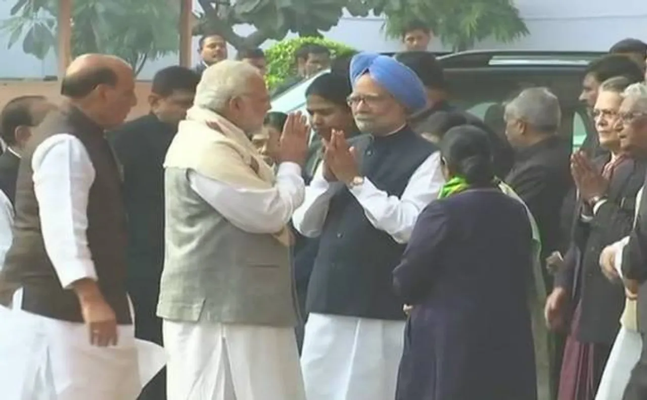 PM Modi, Manmohan Singh shake hands after acrimonious Pakistan row