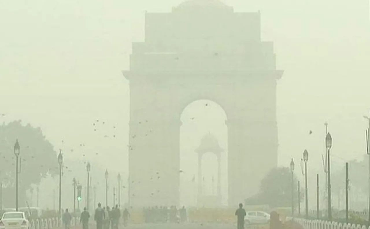 Delhi wakes up to foggy morning as cold wave sweeps North India