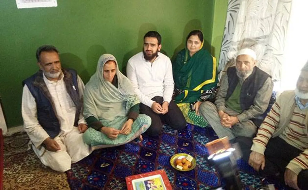 Kashmiri youth dares terrorists, tops civil service exam