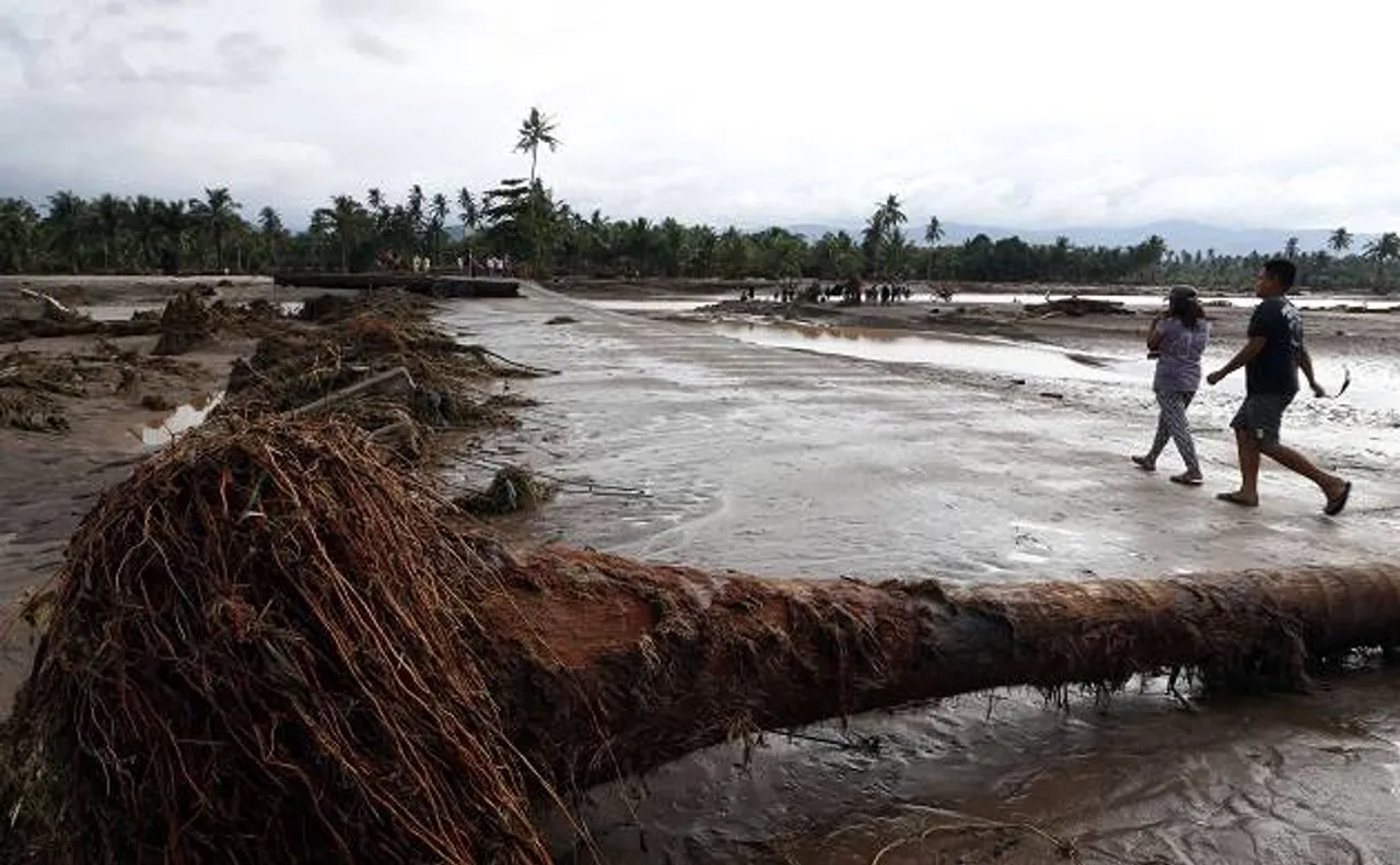 Philippines storm toll tops 200, tens of thousands displaced