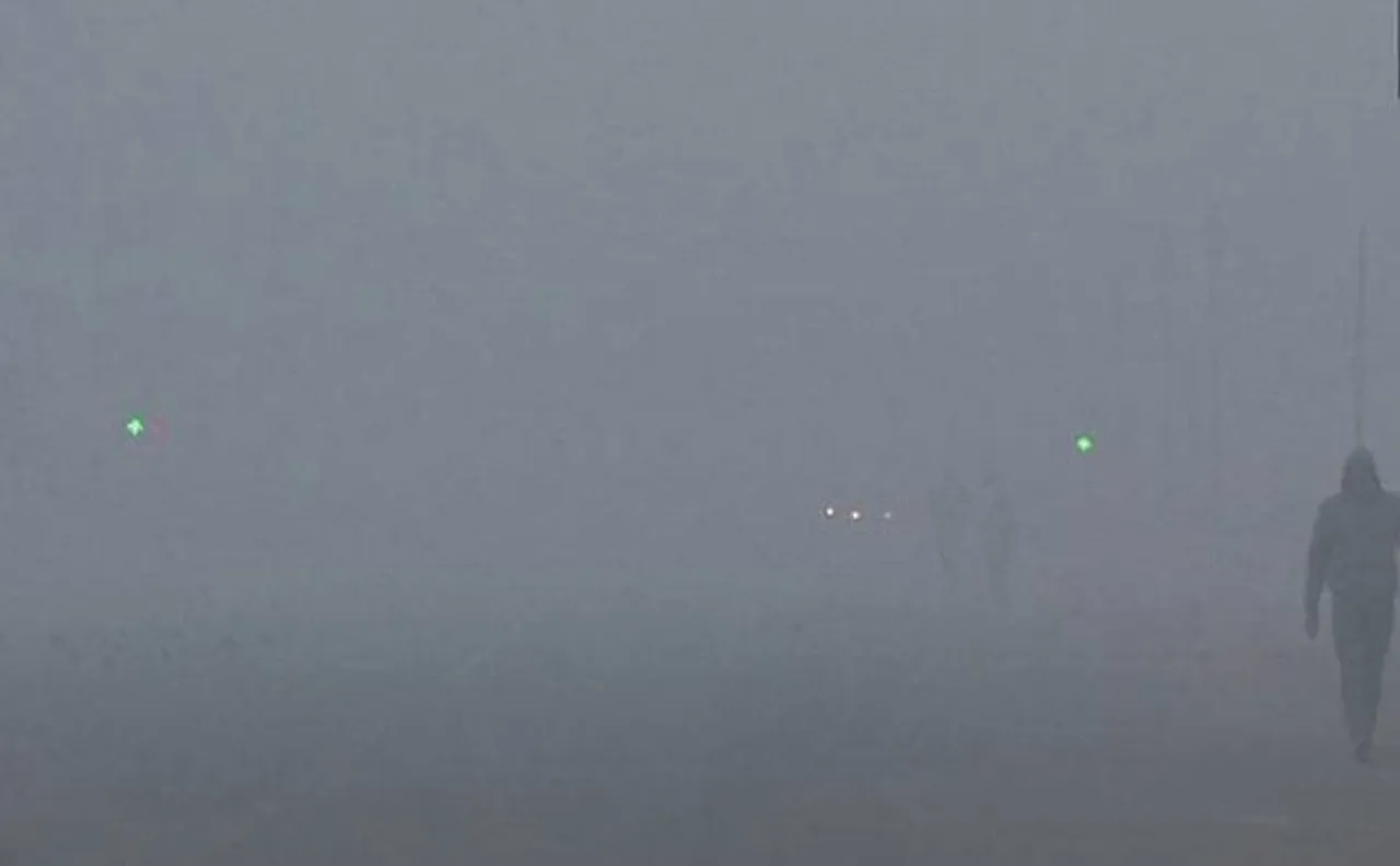 Cold wave sweeps north India, trains cancelled due to thick fog