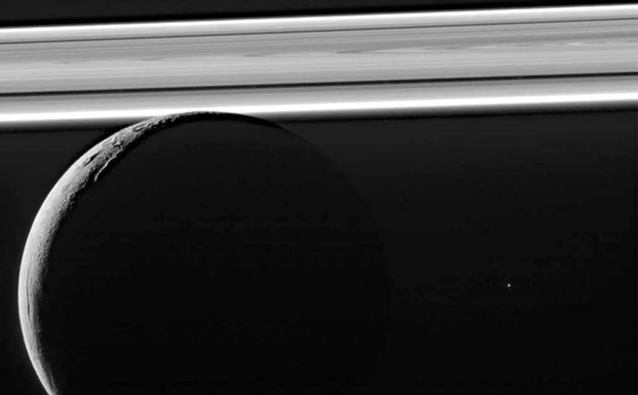 NASA Cassini mission: Spacecraft captures amazing pictures of Saturn's moon Enceladus before fading