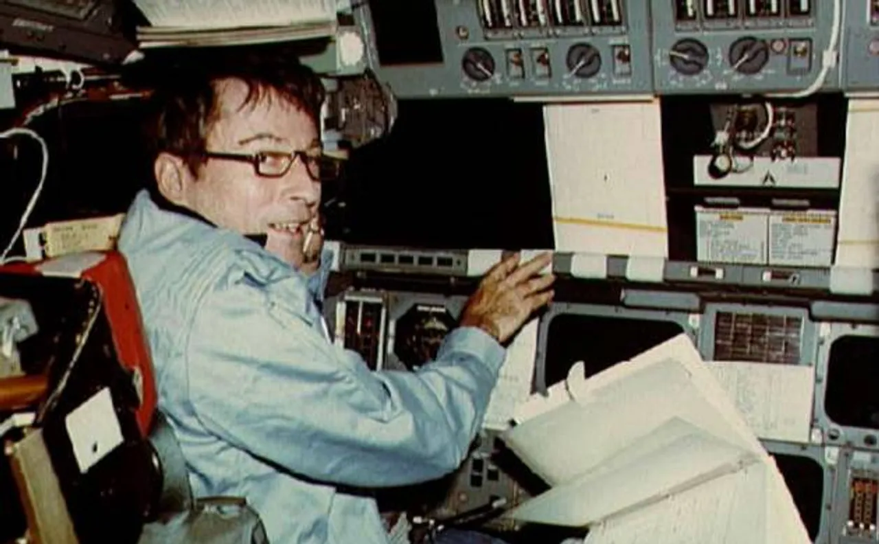 John Young, who walked on the Moon and Led 1st Shuttle Mission, Dies at 87