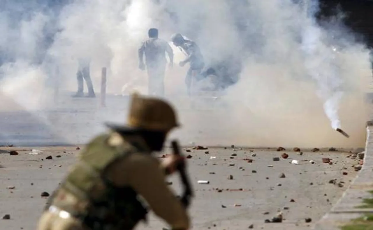 Army firing on stone pelters leads to two deaths in Kashmir's Shopian, mobile Internet blocked in some parts, strike disturbs normal life