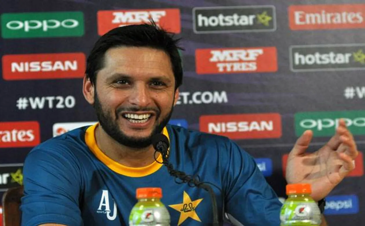 Shahid Afridi's HEARTWARMING gesture towards Indian fan will plaster a smile on your face (watch video)