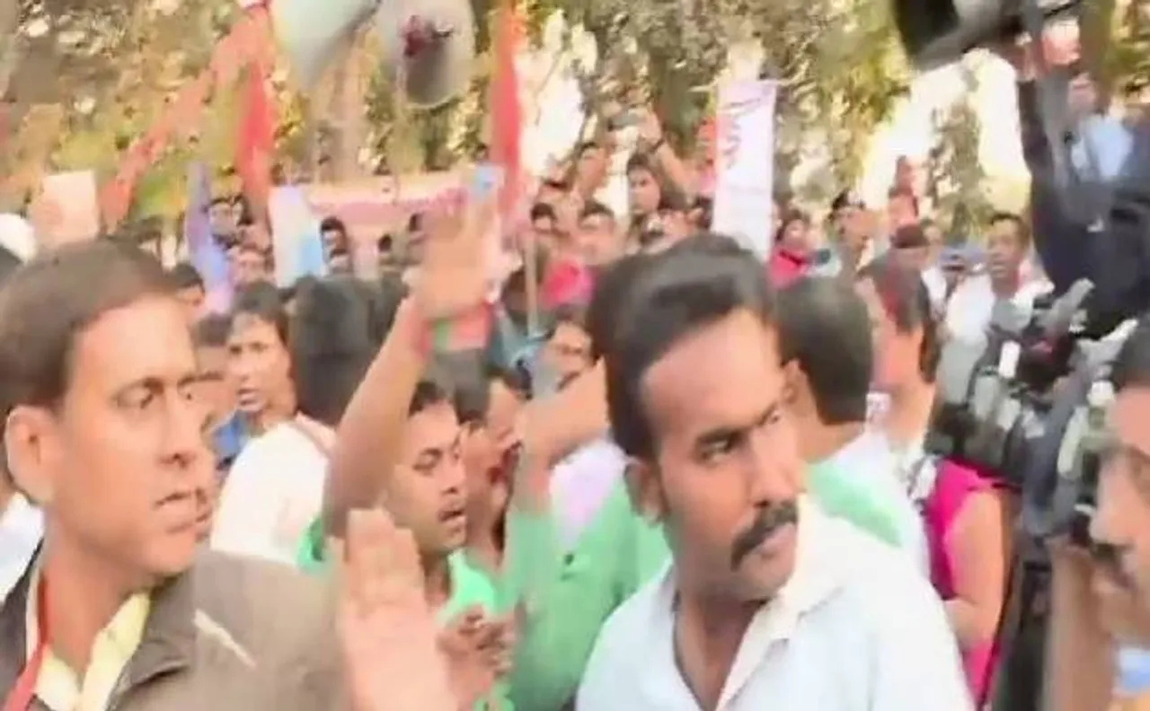 14 members of Muslim family allegedly converted to Hinduism in Kolkata, journalists attacked
