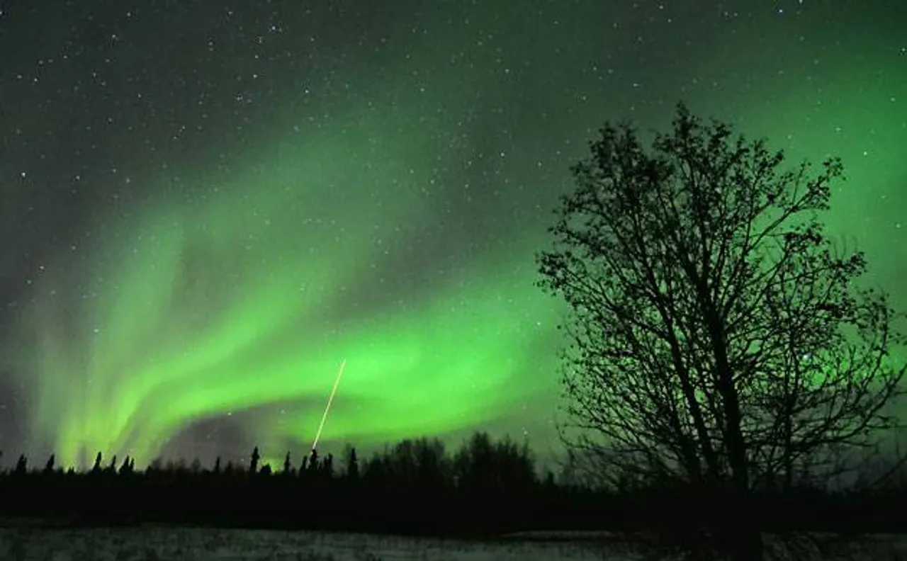 Electrons bouncing across Earthâ€™s magnetic field cause Northern Lights, say scientists