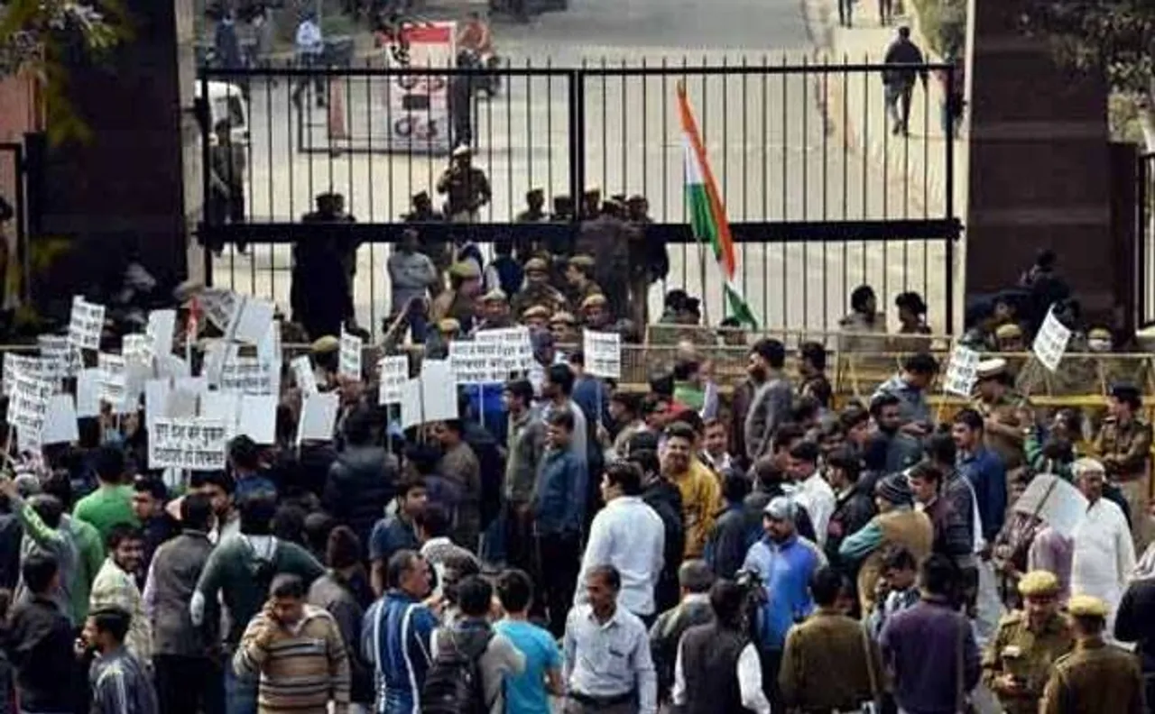 FIR against JNU students for unfair restraint, Delhi High Court asks them not to obstruct staff